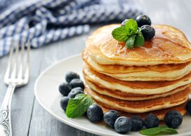 You can have breakfast, follow a kefir diet, with delicious diet pancakes